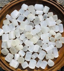 Pierres Roulées en Sélénite Naturelle Polie de Qualité Supérieure en Gros pour la Guérison, le Reiki, la Méditation, l'Artisanat et la Décoration - Product Image 1