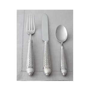 Ensemble de couverts élégants avec poignée en maille argentée |   Ensemble de couverts en acier inoxydable de qualité supérieure, 3 pièces |   Vaisselle intemporelle à finition miroir ornée - Product Image 4