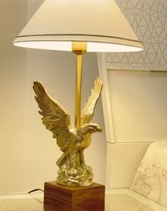 Lámpara de mesa estilo granja con diseño de águila y pantalla de tela |   Lámpara Decorativa Simple con Base de Animal |   Iluminación de Lujo para Decoración del Hogar - Product Image 3