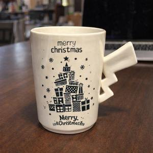 Taza de Porcelana Navideña con Tapa y Cuchara, Diseño Bonito, Capacidad de 350 ml, Aislada, Resistente al Calor, Apta para Microondas y Lavavajillas, Asa en Zig Zag - Product Image 1