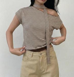 Haut court asymétrique rayé à épaules dénudées pour femme, col roulé sans manches, tricoté, coupe ajustée, pour le printemps et l'été - Product Image 1