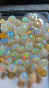 Opales d'Éthiopie naturelles, pierres précieuses en vrac, multi-éclats, pleine brillance, cabochons de formes variées, en gros pour la fabrication de bijoux - Product Image 1