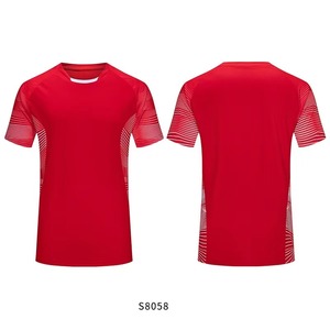 Maillot de football personnalisé à séchage rapide en polyester, taille européenne, respirant, manches courtes, classique, vierge et durable - Product Image 1