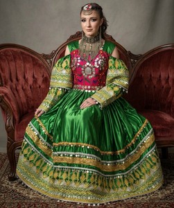 Robe de soirée bohème ethnique en satin à manches longues, longueur ras du sol, brodée et perlée, coupe trapèze, vert et rouge - Product Image 5