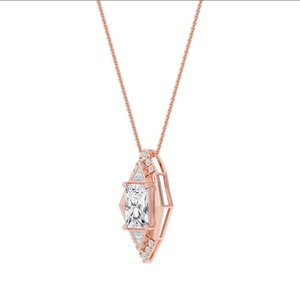 Exclusivo Colgante Art Deco con Diamante Cultivado en Laboratorio de Corte Radiante y Triangular de 2.34 CTW en Oro Rosa de 9K - Product Image 2