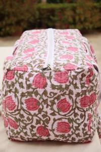 Bolsa de Viaje Grande de Lujo, de Alta Calidad, con Estampado Floral, Acolchada, de Algodón, Hecha a Mano en India, para Mujer - Product Image 3
