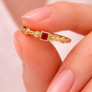 แหวนทอง 18K ชุบทองเหลืองประดับทับทิมแดงทรงสี่เหลี่ยม ดีไซน์เรียบง่าย ลายดวงอาทิตย์ วงแหวนเล็กๆ เครื่องประดับสำหรับผู้หญิง ผู้ผลิต - Product Image 3
