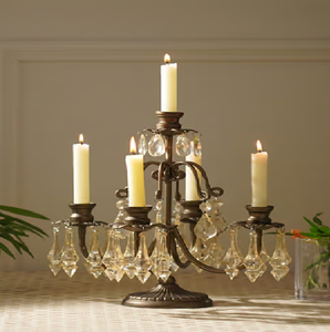 Candelabro metálico plateado brillante de cinco brazos con base geométrica detallada, disponible a precios de mayorista. - Product Image 5