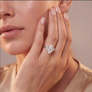 Glamoroso anillo de compromiso de oro rosa de 9 quilates con diamantes de laboratorio de corte Moval y media luna, 3.74 CTW - Product Image 1