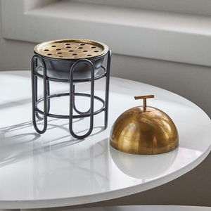 Brûleur d'encens de style industriel combinant une base élégante en fil métallique noir avec un couvercle bombé en or antique et une poignée en forme de T sur le dessus - Product Image 3