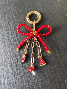 Porte-clés artisanal en verre brun foncé de style classique, orné de plumes et de flèches, accessoire fait main, écologique et imperméable - Product Image 6