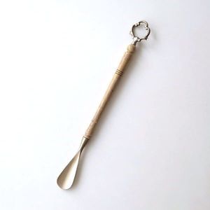 Cuchara para zapatos de madera profesional con mango extendido y diseño de agarre cómodo para hoteles, tiendas minoristas y uso personal - Product Image 1