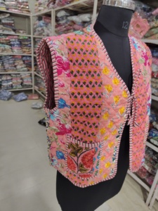 Chaleco Acolchado de Algodón con Flores Rosas, Cierre de Cordones Bordado a Mano, Chaqueta de Mujer Estilo Primavera, REGALO PARA ELLA - Product Image 2