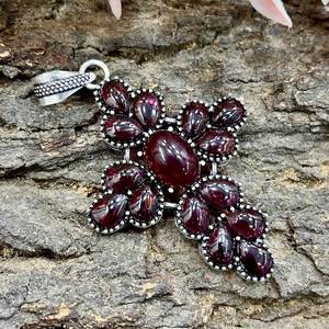 Colgante de Cruz de Plata de Ley con Granate Rojo, Joyería Artesanal con Piedras Preciosas, Diseño Único y Elegante, Certificado IGI, Regalo para Mujer - Product Image 5