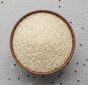 Graines de sésame blanches décortiquées naturelles de haute qualité, 100 % pures, grade A, sans additifs, prix de gros, approvisionnement en vrac pour l'exportation en Inde - Product Image 1