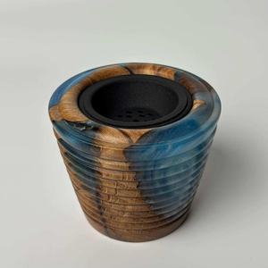 Brûleur d'encens artisanal en résine écologique avec incrustations de bois naturel, design côtelé, insert en métal noir, décoratif et aromatique - Product Image 6
