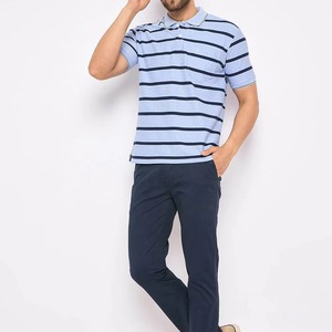 Polo de punto a rayas azules para hombre, manga corta, corte regular, con bolsillo, tela de algodón transpirable, personalizable al por mayor - Product Image 1