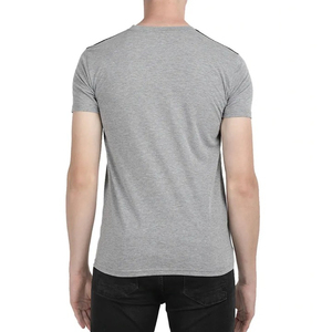 Camiseta de Manga Corta para Hombre, Color Gris, Cuello Redondo, Diseño de Bloques de Color en Contraste, Corte Ajustado, Estilo Casual, Tejido de Punto - Product Image 3