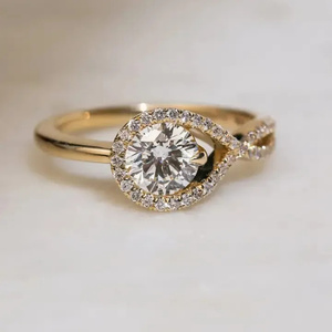 Nouvelle conception, bague de fiançailles et de mariage en argent 925 plaqué or jaune avec halo de moissanite taille ronde pour femme, provenant d'un fournisseur indien - Product Image 5
