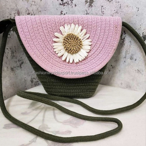 กระเป๋าสะพายสีชมพูพาสเทลและฐานสีเขียวกระเป๋าสะพายคาดลำตัวทำมือเป็นมิตรกับสิ่งแวดล้อมพร้อมดอกเดซี่สีขาวเหมาะสำหรับชุดฤดูร้อน - Product Image 1