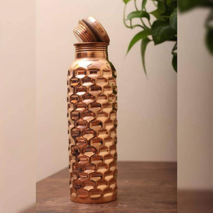 Bouteille en cuivre martelé artisanale, design traditionnel fait main - Product Image 1