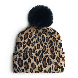 Gorro de invierno personalizable de punto acanalado acrílico con estampado de leopardo jacquard, pompón de piel sintética y puño plegado, ajuste elástico, venta al por mayor - Product Image 5