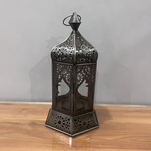 Farol Marroquí de Hierro/Vidrio de Diseño Artesanal con Acabado Antiguo para Decoración del Hogar - Product Image 1