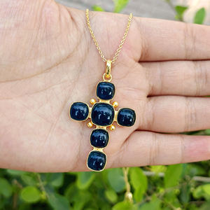 Collar de joyería con cruz cristiana, colgante con cabujón de apatita y jade en forma de cojín, con engaste tipo collet, chapado en oro sobre latón, cadena ajustable. - Product Image 4