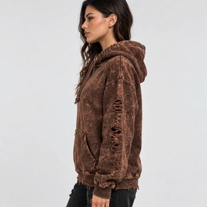 Elegantes suéteres desgastados para mujer que combinan textiles suaves, estampados descoloridos y un corte contemporáneo para atuendos informales. - Product Image 5