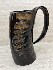 Chope en corne sculptée Loup Viking, haute, pour vin, bière, hydromel, artisanale, naturelle, artisanat moderne, durable, logo personnalisé, entreprise - Product Image 1