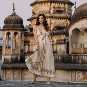 เดรสโบโฮแม็กซี่ เดรสปักลายคอวีลึก เดรสพลิ้วสวยหรู เสื้อผ้าสำหรับเทศกาล เดรสเก๋ไก๋สไตล์มินิมอล - Product Image 1