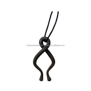 Élégant collier pendentif en métal moderne durable et parfait pour un usage quotidien Finitions uniques et Option cadeau unisexe - Product Image 2