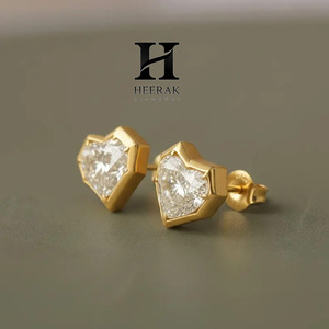 Boucles d'oreilles modernes à sertir en forme de cœur avec diamants de laboratoire, or jaune 14 carats, diamants de laboratoire taille cœur VVS EF, boucles d'oreilles géométriques - Product Image 5