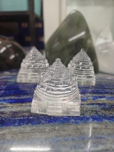 Quartz Clair Naturel Sculpté à la Main Shree Yantra, Géométrie Sacrée en Cristal pour la Méditation Vastu, le Temple à Domicile et le Bureau - Product Image 3