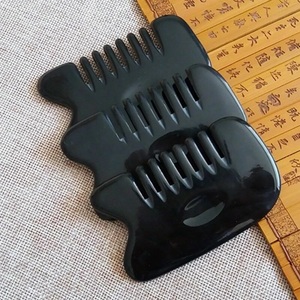 Peigne artisanal moderne en corne de buffle naturelle, poli et sculpté, pour massage des cheveux et du cuir chevelu, objet d'art et de collection - Product Image 4