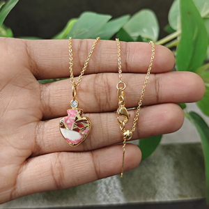 Collier Minimaliste en Laiton Plaqué Or 18 carats avec Pierre Précieuse en Forme d'As de Pique et Sertissage Bezel, Chaîne Câble, Vente en Gros pour Femmes - Product Image 6