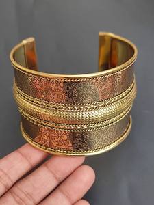 Bracelet manchette en métal rustique de style ethnique moderne, inspiré de l'antiquité, moulé sous pression, texturé, artisanat moghol - Product Image 3