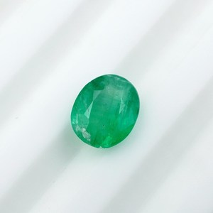 พลอยมรกต HAYAAT GEMS 1 กะรัต สีเขียว รูปไข่ ขนาด 7x6x4 มม.  มีสีเล่น/สีเปลวไฟ สำหรับทำเครื่องประดับ - Product Image 1