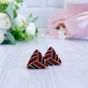 Pendientes Triangulares con Cuentas Rojas y Negras, Plata de Ley 925, Chapados en Oro de 18k, Ligeros, Hipoalergénicos, Regalo Clásico para Mujer - Product Image 1