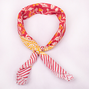 Écharpe carrée en coton imprimé naturellement, motif rouge, jaune et blanc, accessoire décontracté d'été, bandana multifonctionnel de style bohème - Product Image 4
