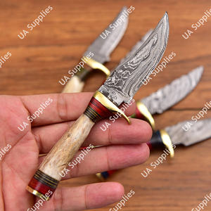 มีดสกินเนอร์เหล็กดามัสกัส OEM/ODM ปรับแต่งได้ ด้ามทำจากเขาสัตว์และไม้ปักก้า พร้อมคลิปทองเหลือง ปลายมีดแบบดรอปพอยต์ คมกริบ พกพาสะดวก - Product Image 4