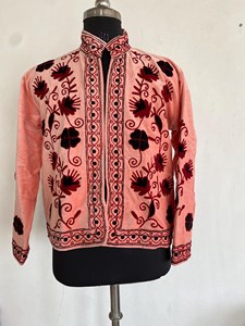 เสื้อแจ็คเก็ตกำมะหยี่สีชมพูสุดหรู ทรงครอป พร้อมลวดลายดอกไม้ซูซานีอันประณีต  แบบเอธนิค แขนยาวเต็มตัว ดีไซน์เนอร์โค้ท - Product Image 3