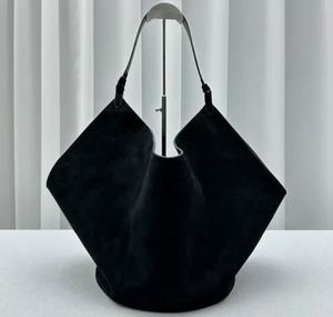 Bolso de Hombro Grande de Cuero Vintage Color Cognac Marrón con Correa Única y Parte Superior Abierta para Mujer - Product Image 3