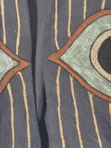 Veste Suzani Evil Eye – Manteau en tissu TNT fait main – Veste ouverte brodée style bohème avec motifs yeux - Product Image 3