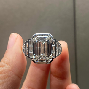 Anillo de Compromiso y Boda con Circonita Cúbica de Corte Esmeralda de 12 Quilates, Cultivada en Laboratorio, Chapado en Platino sobre Plata, Estilo Clásico - Product Image 4