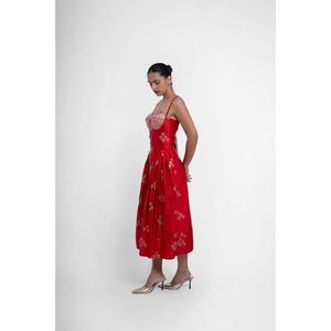 Vestido Rojo Rene de Longitud al Tobillo con Aspecto Premium, Motivos Tejidos Intrincados, Cuerpo Estructurado y Silueta Elegante - Product Image 3
