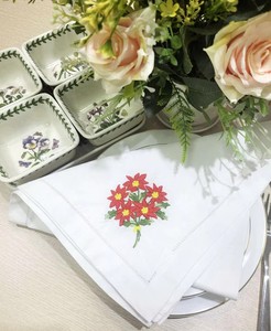 Serviettes de table en coton brodées personnalisées, motif poinsettia classique, réutilisables, durables, lavables, avec ourlet festonné, pour mariages et fêtes - Product Image 3