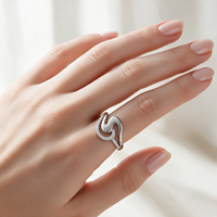 Bague en argent sterling 925 avec zircon, motif vague en S, finitions polies arrondies et contour de pierre