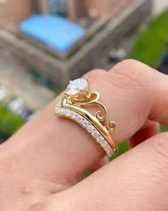 Ensemble de bagues de fiançailles et de mariage de luxe vintage en moissanite taille brillant avec couronne, en argent sterling 925 plaqué or jaune pour femme - Product Image 2