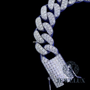Nouveau Bracelet Tennis de Luxe Premium pour Femme avec Diamants Ronds et Fermoir Élégant Sûr, Disponible à Prix Export - Product Image 4